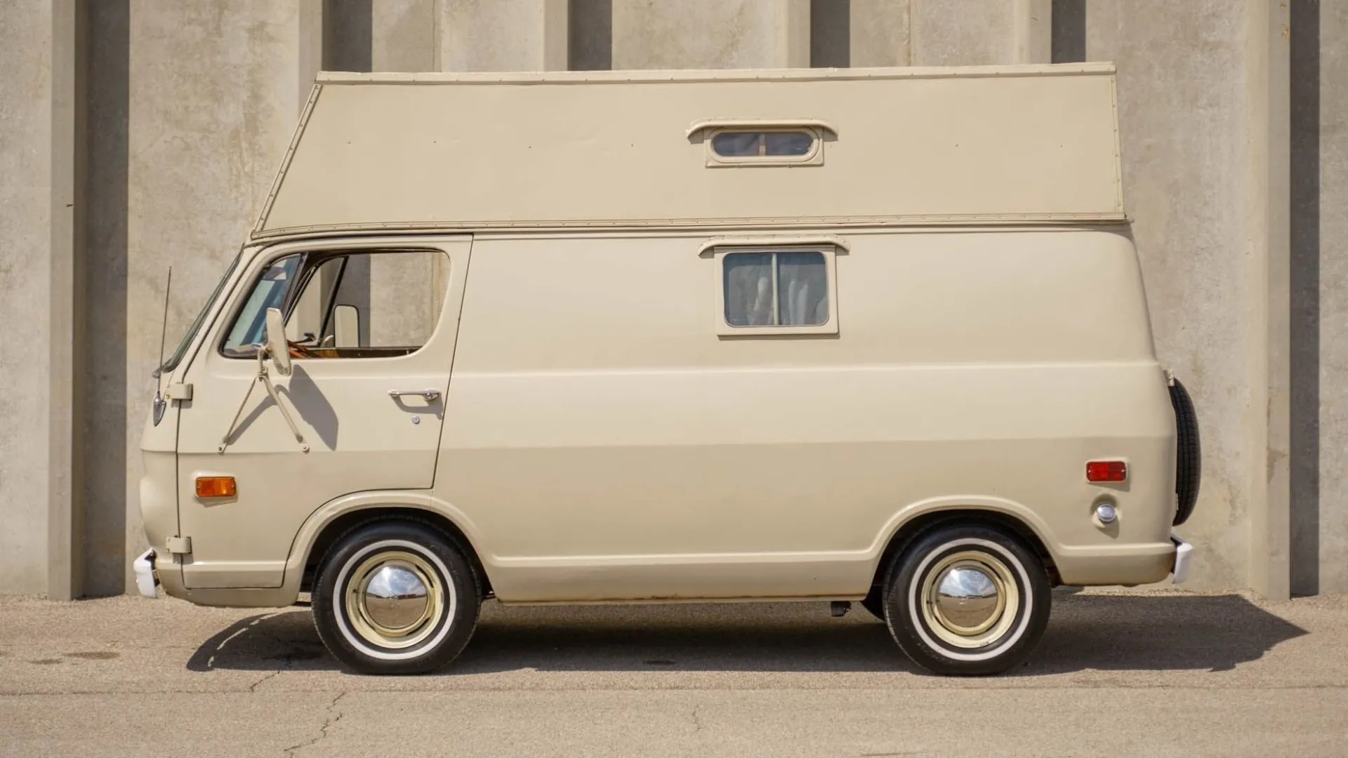 Viaja al pasado con esta Chevrolet Van Camper