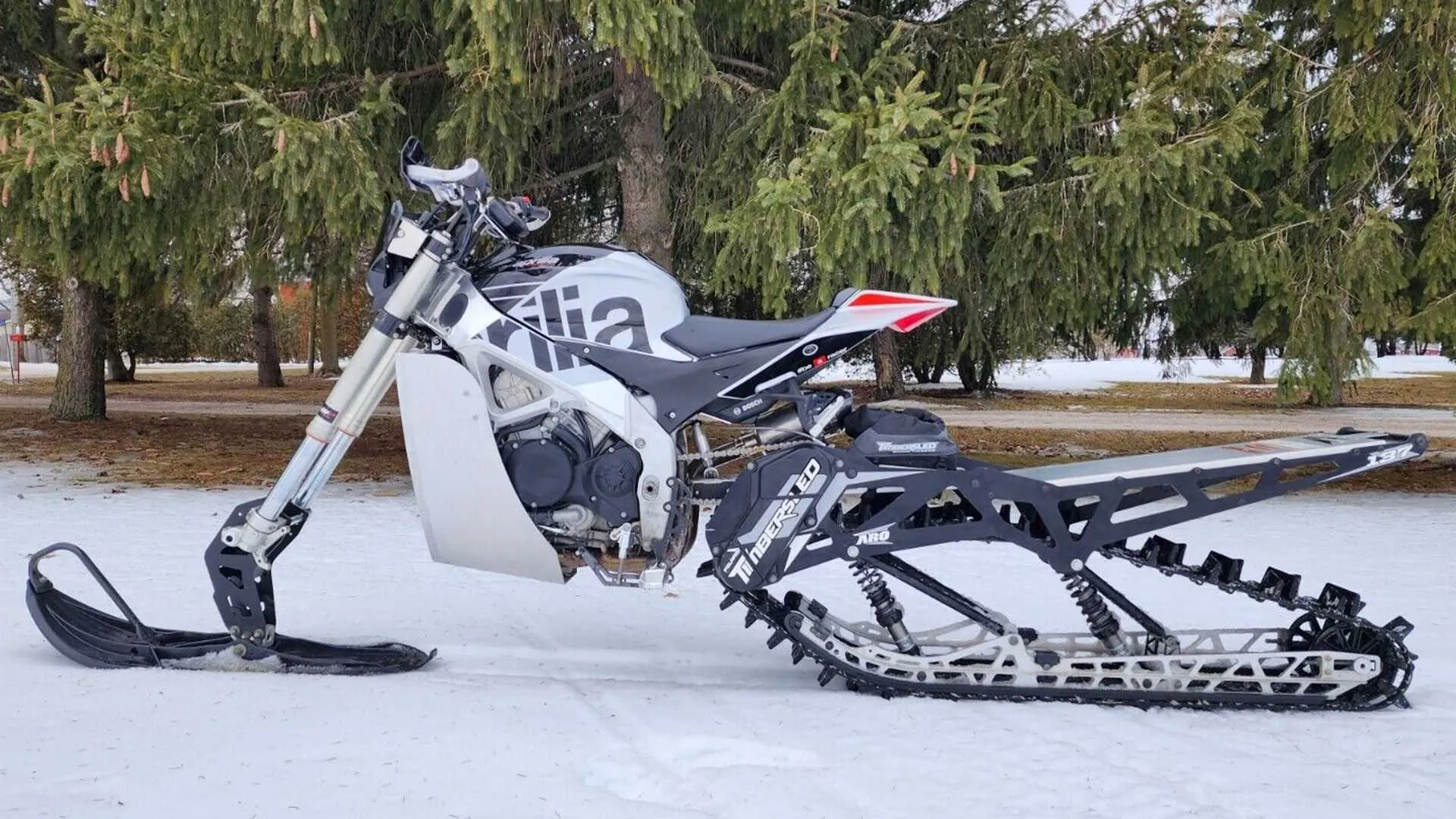 Convierten una Aprilia Tuono V4 en moto de nieve