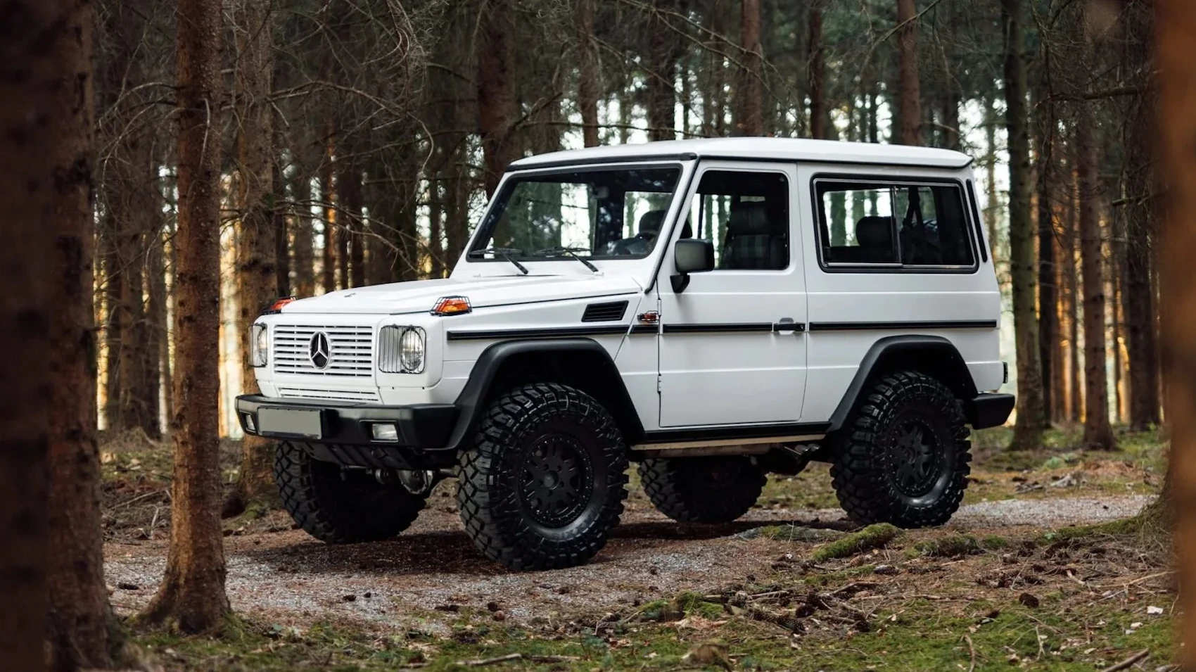 Este Mercedes 200 GE guarda una sorpresa bajo el capó en forma de V8