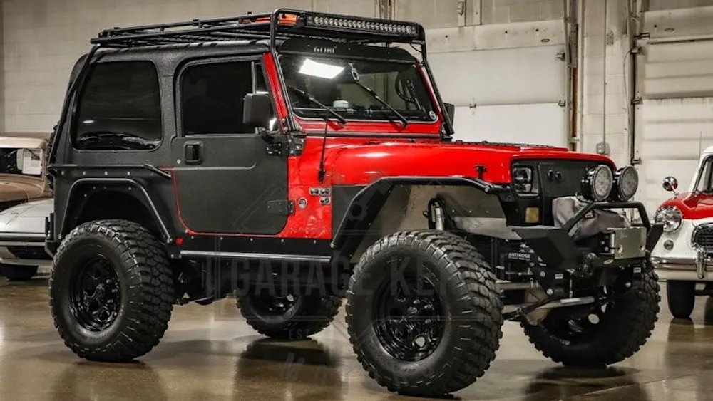 Imagina tomar el volante de este Jeep Wrangler 1995 con corazón Corvette