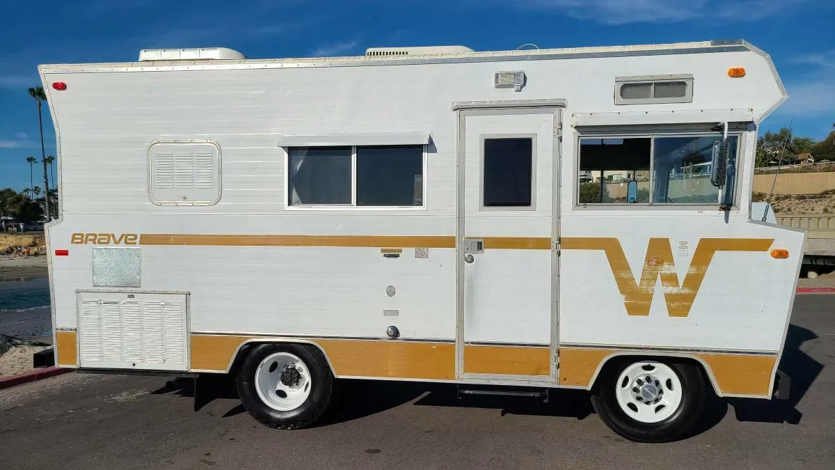 La apariencia original de este autocaravana Winnebago Brave 1972 antes de que Ringbrothers lo personalizara