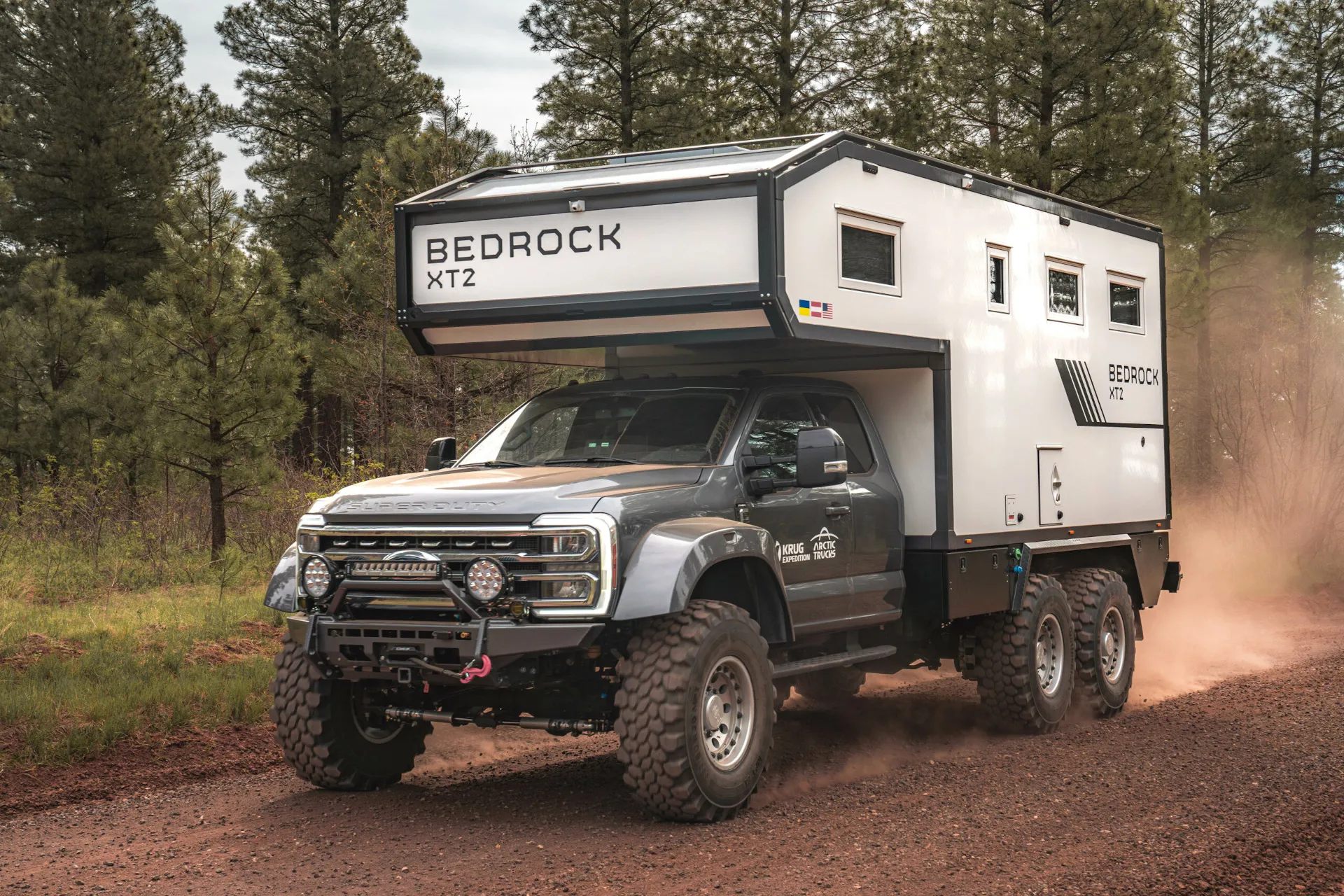 ¿Te sobra el dinero? Con la camper Krug Expedition Bedrock XT2 puedes recorrer el mundo con toda clase de comodidades