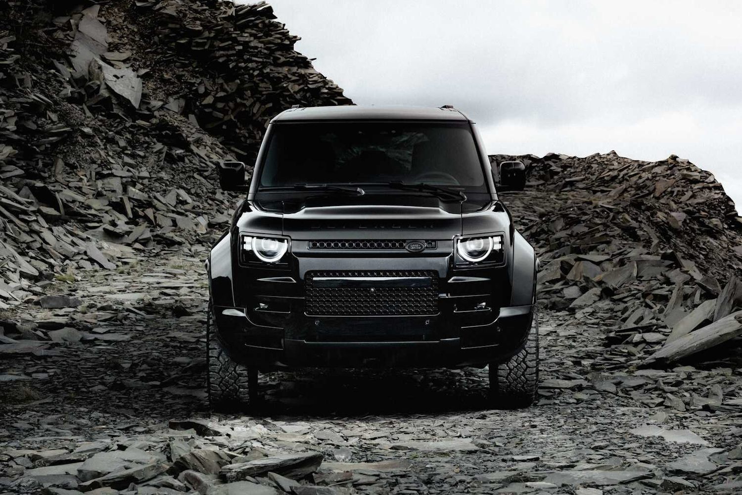 En Land Rover, el Defender OCTA Black ataca los terrenos más hostiles, pero no se quiere ensuciar