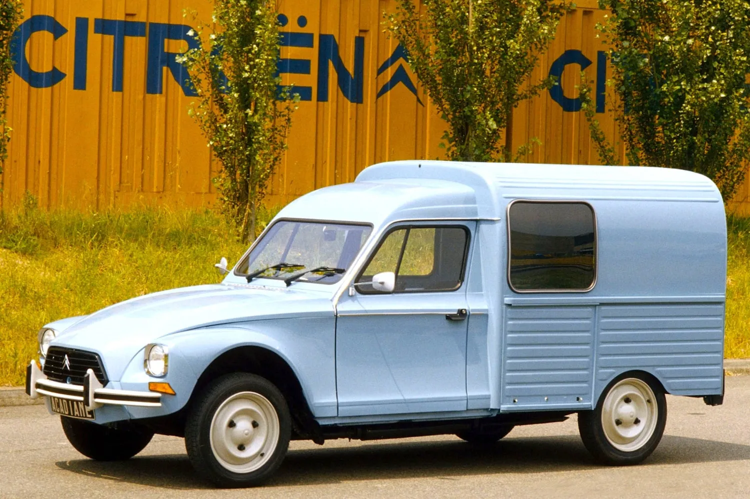 ¿Un Citroën Dyane furgoneta camperizado? No, no es una locura. Y hasta la propia Citroën lo ofreció en algunos países.
