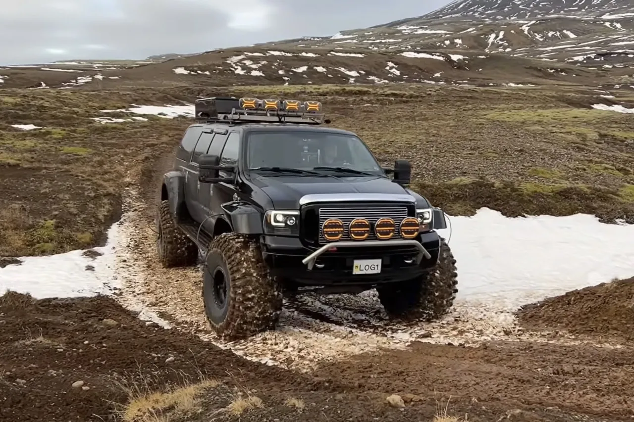 Una convertida Ford F-350 Super Duty por Islandia: seis puertas, diez personas y ningún cabo suelto
